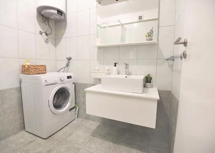 Visnjik- Free Private Parking Zara